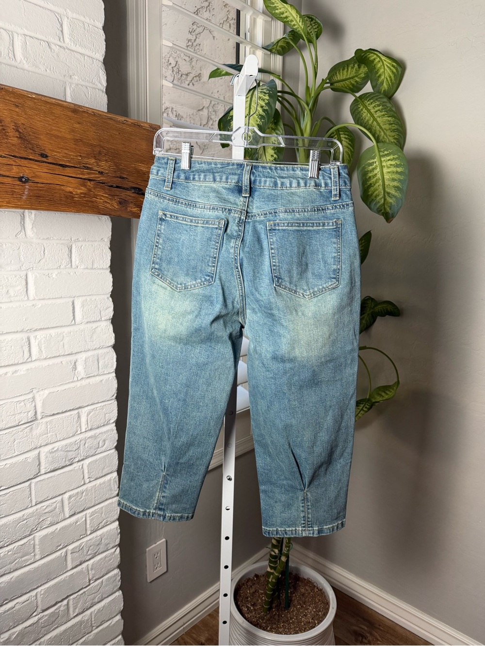 Flamingals Wash Pleated Mid Rise Capri Tapered Jeans - Picture 13 of 14